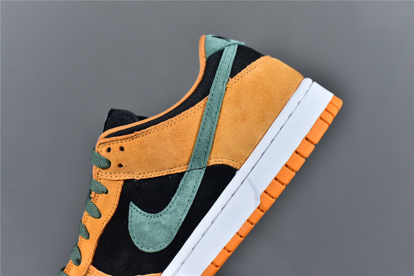 Dunk Low ‘Ceramic’