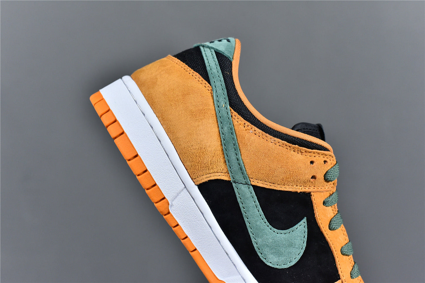 Dunk Low ‘Ceramic’
