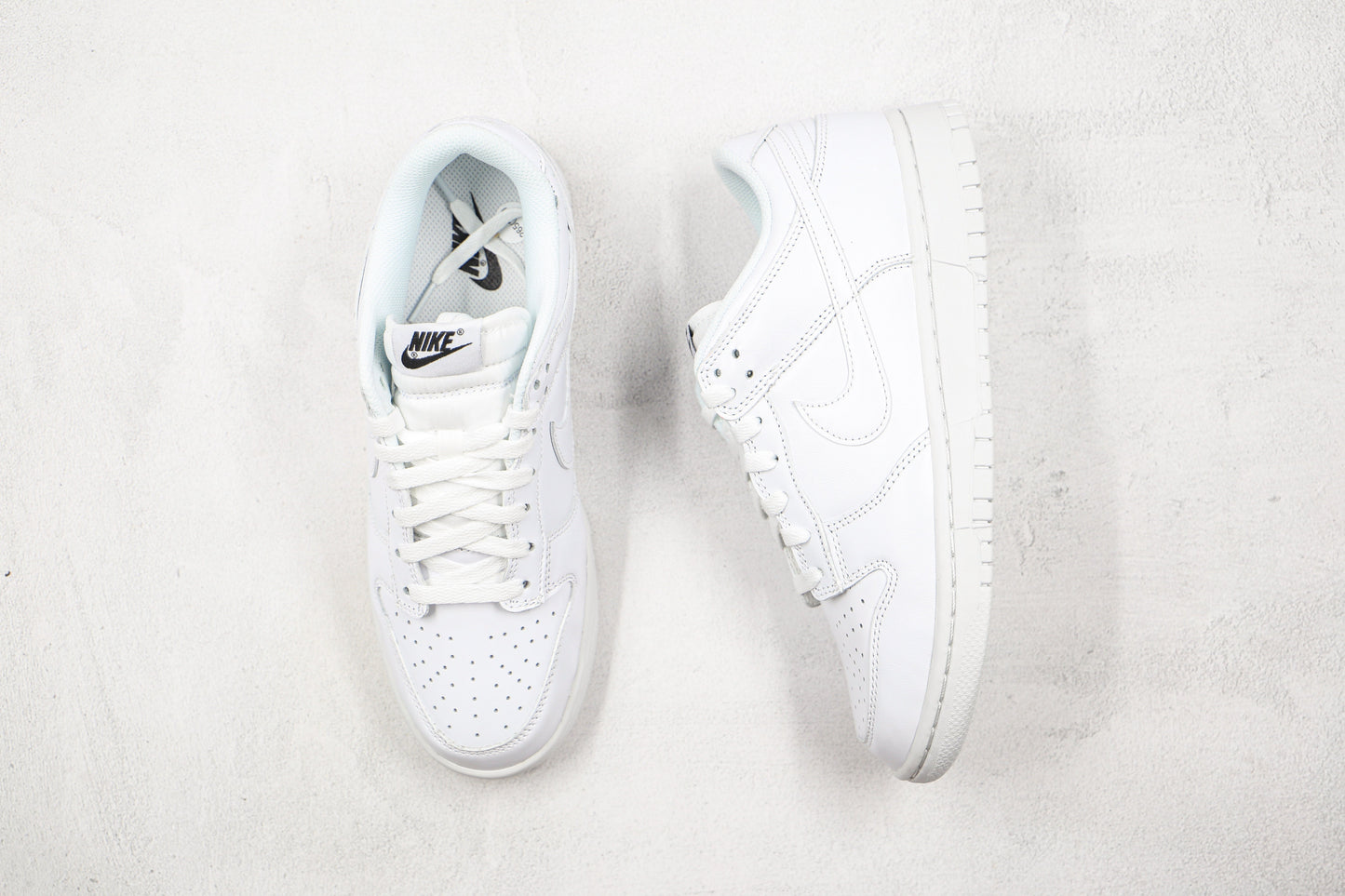 Dunk Low “Triple White”